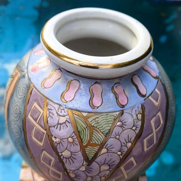 Exquisite Intricately Hand painted and Glazed Porcelain Square/Bulb Vase - Picture 6 of 13